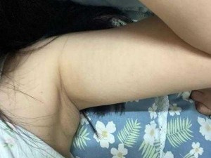 阿离掀开自己副乳的视频：揭示副乳问题的真相